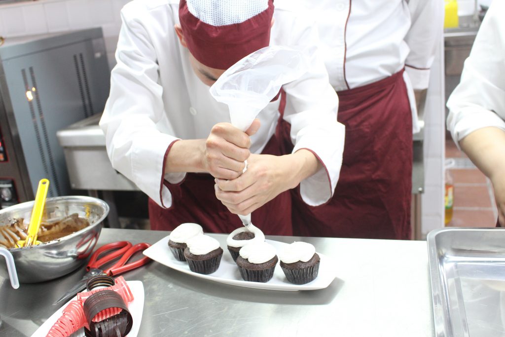 Học làm Chocolate cup cake cùng học viên HHTC IMG 2750
