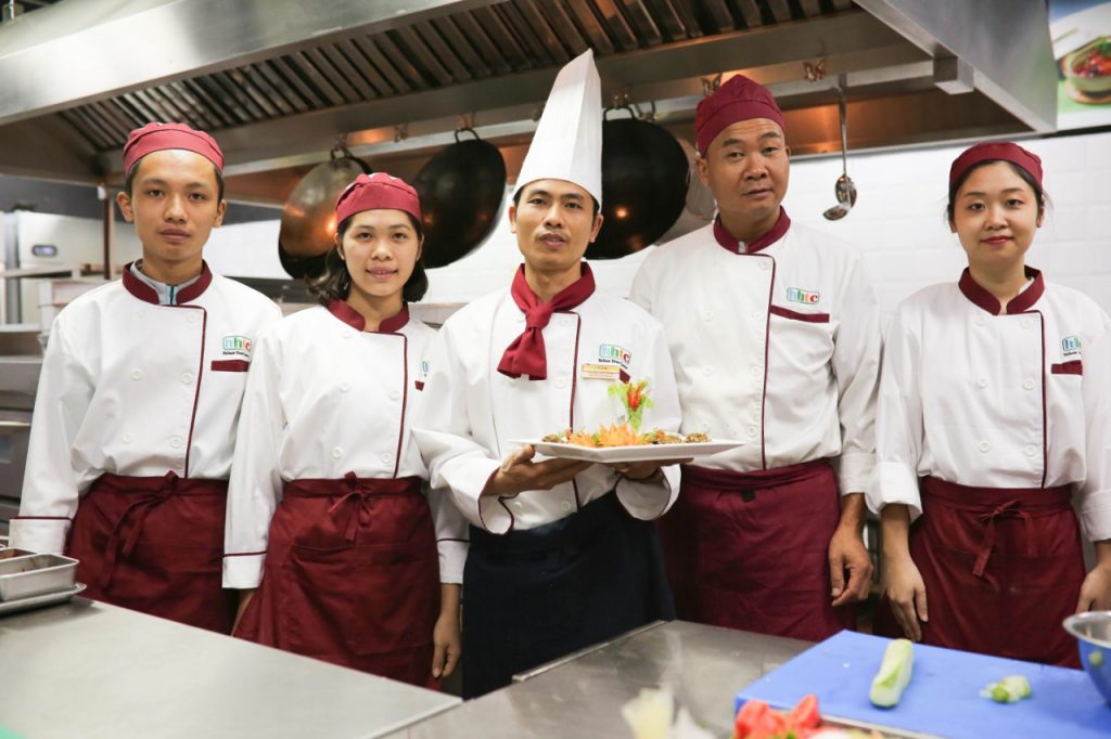 Chương trình dạy chế biến món ăn truyền thống Việt Nam cho khách du lịch nghe dau bep
