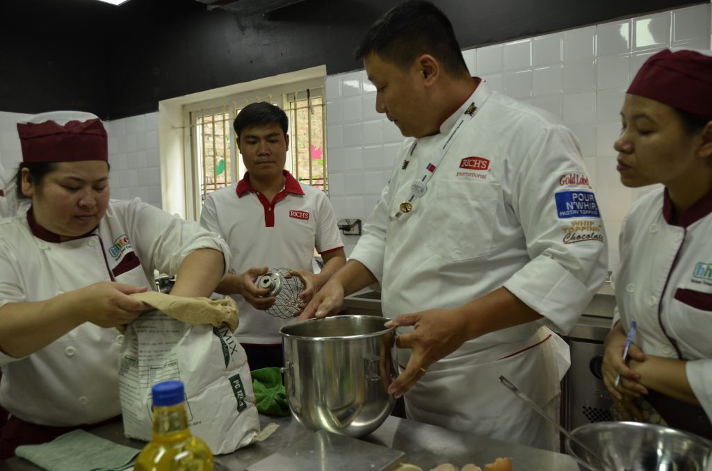 Workshop làm bánh ngọt cùng Rich Products Việt Nam DSC0544