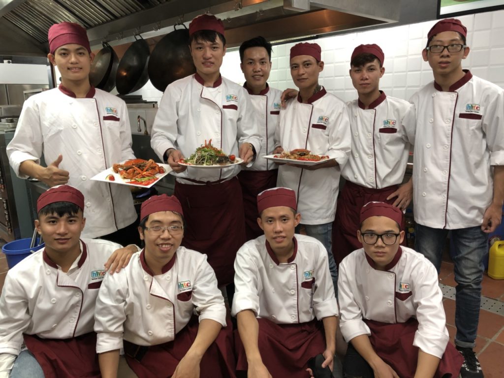 Khám phá ngày học đầu tiên của Lớp Kỹ thuật chế biến món ăn z1088551165797 75aa2f0707c1896e6a70d6324f20a4dc