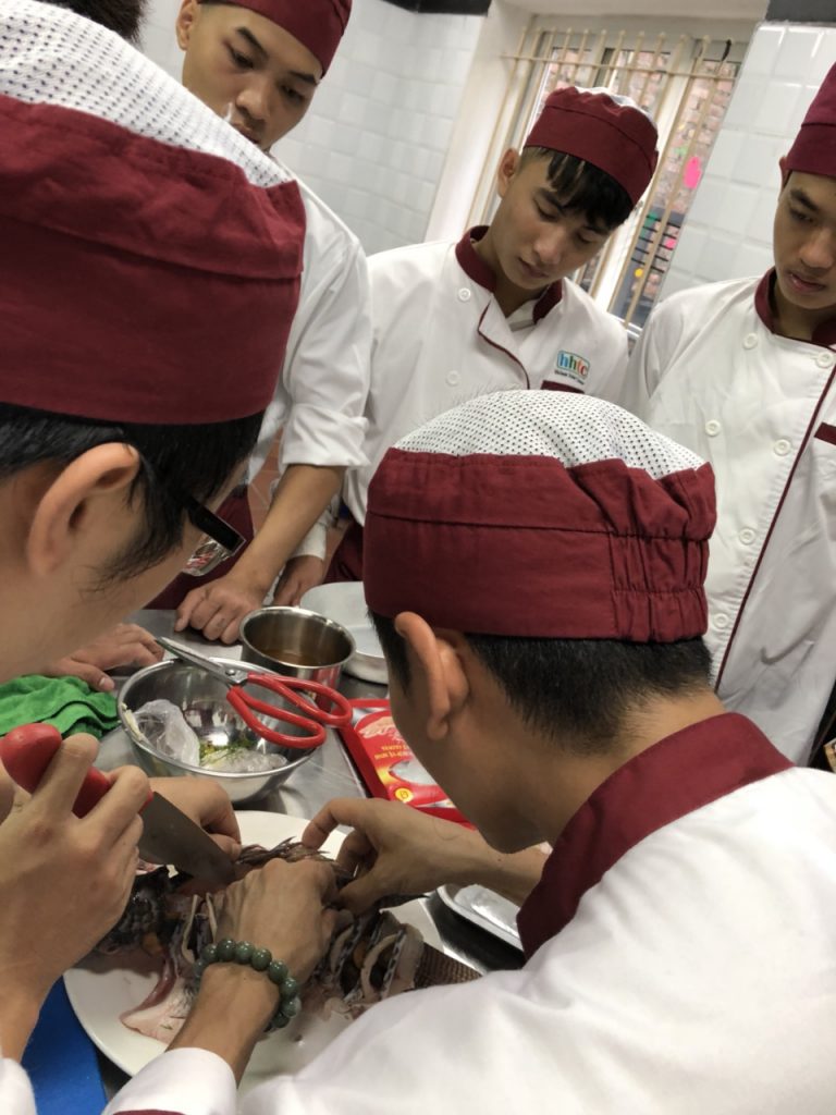 Khám phá ngày học đầu tiên của Lớp Kỹ thuật chế biến món ăn z1088551208934 5385764c721dbbc5999525e36e5875f2