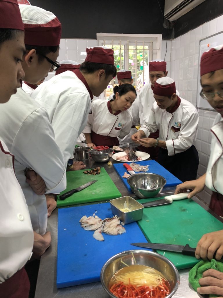 Khám phá ngày học đầu tiên của Lớp Kỹ thuật chế biến món ăn z1088551210467 61614286a18f17d2821c6378042bbbc8