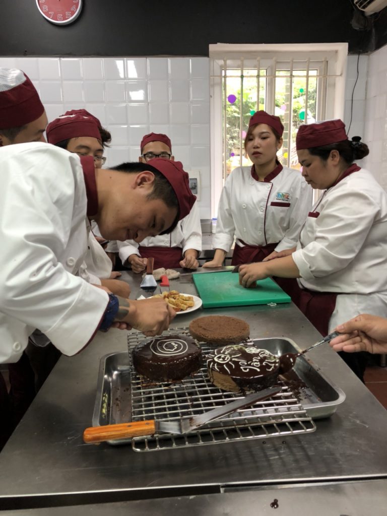 Khám phá ngày học đầu tiên của Lớp Kỹ thuật chế biến món ăn z1088551214383 f2dcf0229da2e4c737539f58f4cf08d8