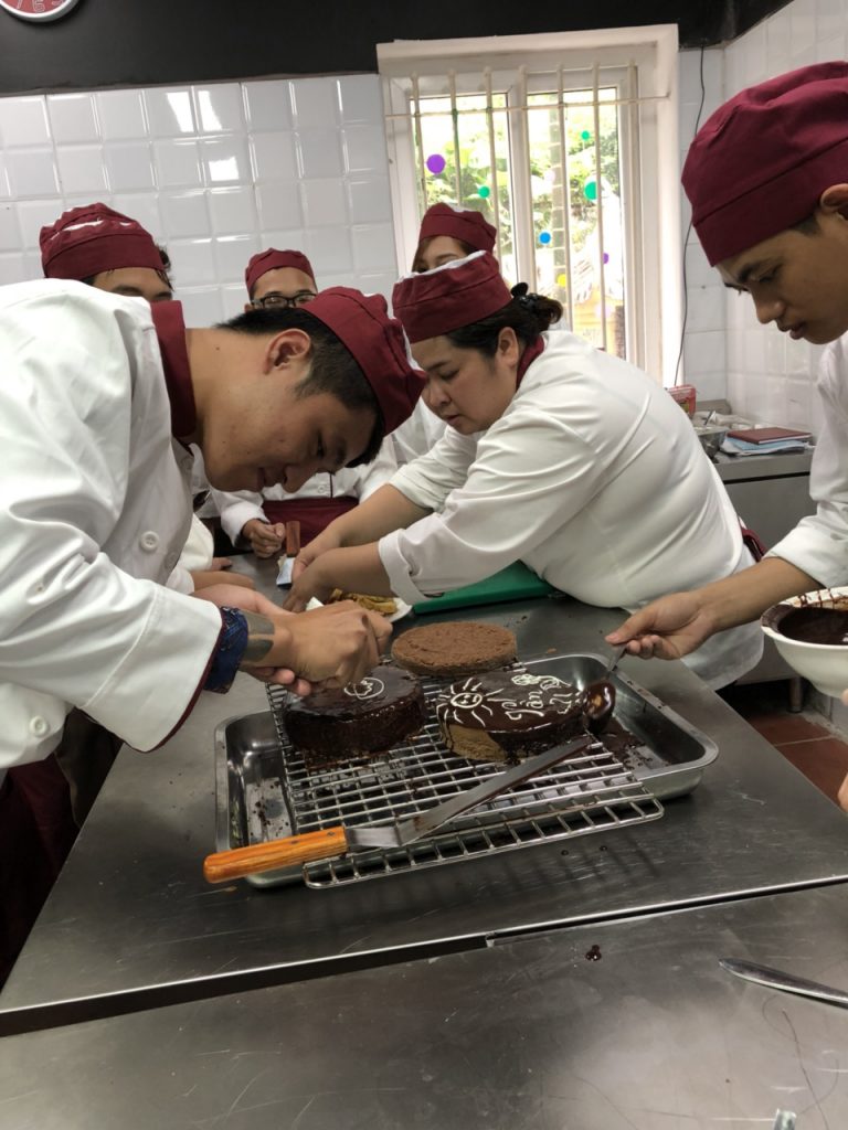 Nghiệp vụ kĩ thuật làm Bánh ngọt z1088551214385 aa75ce02044e79fd1a68b83606fa094e