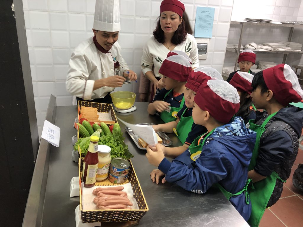 Một ngày làm "Đầu Bếp nhí" cùng các học sinh trường Tiểu học H.A.S 20190107 022057189 iOS