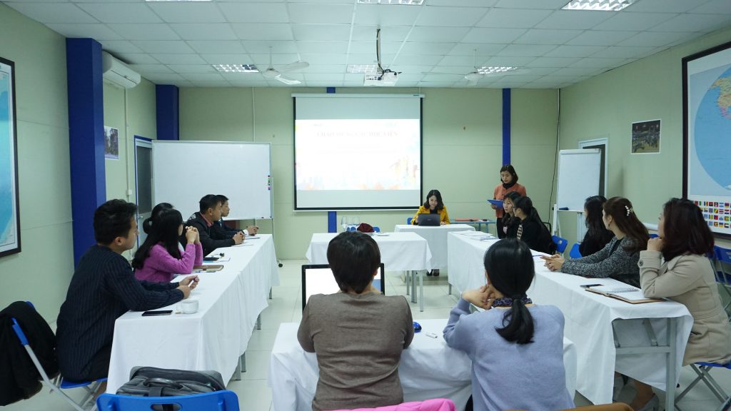 Học "Nghi thức giao tiếp quốc tế" để trở thành công dân toàn cầu DSC02244