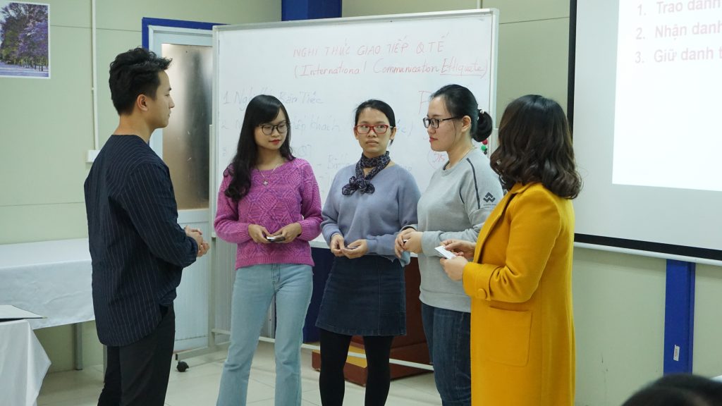 Học "Nghi thức giao tiếp quốc tế" để trở thành công dân toàn cầu DSC02397