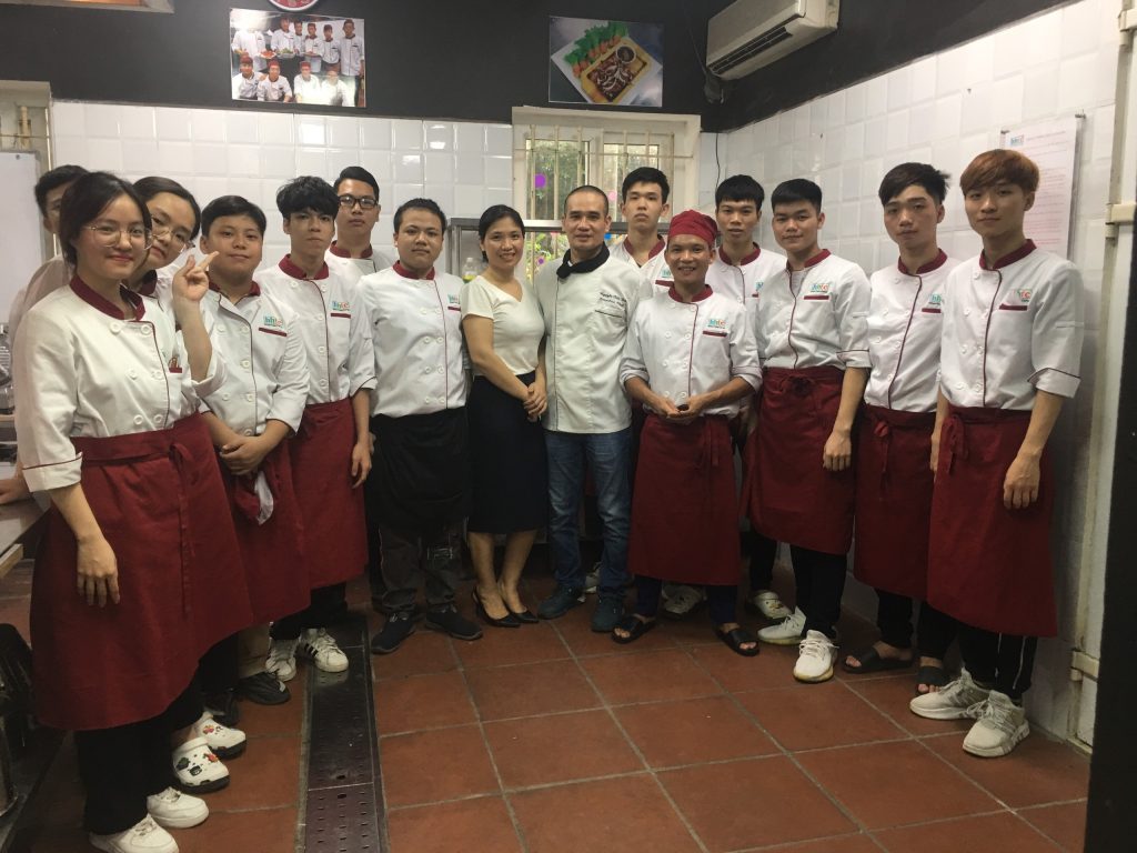 "Định hướng nghề Đầu bếp" cùng Chef Tổng Khách sạn 5* z1888166108074 6a6db5af39a63a83e656d0c66c762e70