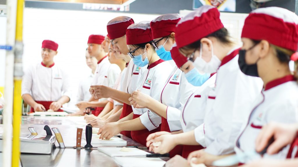 ĐẠI HỌC – CAO ĐẲNG HAY TRUNG CẤP NGHỀ mới là lựa chọn tốt trong mùa tuyển sinh 2021? DSC08412