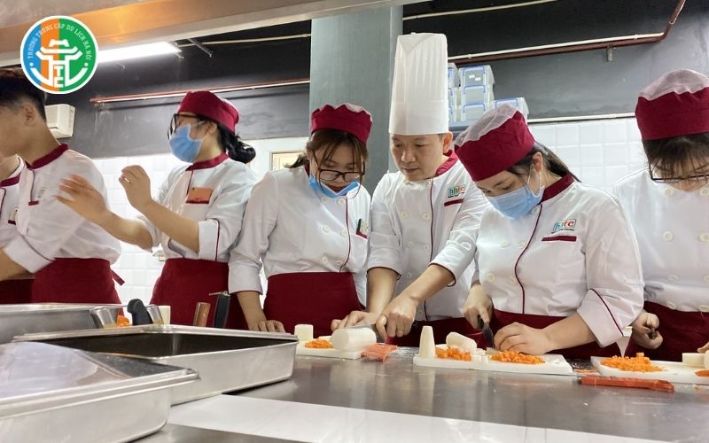 Nghề Đầu Bếp - Mức Lương Và Cơ Hội Nghề Nghiệp Hấp Dẫn Trong Ngành Ẩm Thực