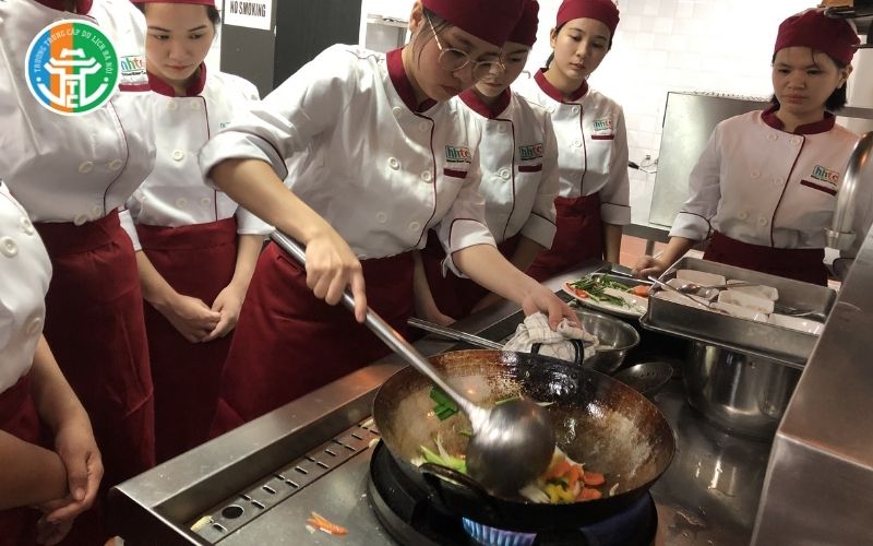 Nghề Đầu Bếp - Mức Lương Và Cơ Hội Nghề Nghiệp Hấp Dẫn Trong Ngành Ẩm Thực