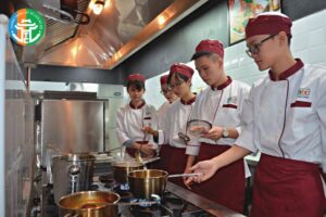 Có Nên Học Nghề Đầu Bếp Không? Lựa Chọn Giữa Hệ Trung Cấp Và Hệ Cao Đẳng
