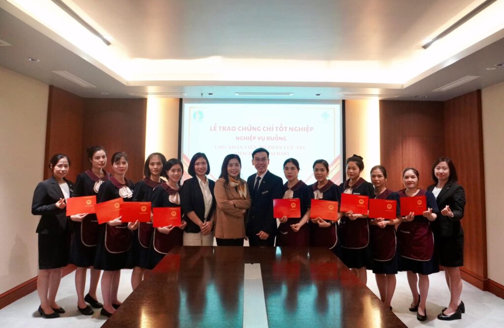 LỄ TRAO CHỨNG CHỈ NGHIỆP VỤ BUỒNG KHÁCH SẠN DAEWOO HÀ NỘI ccnvb1