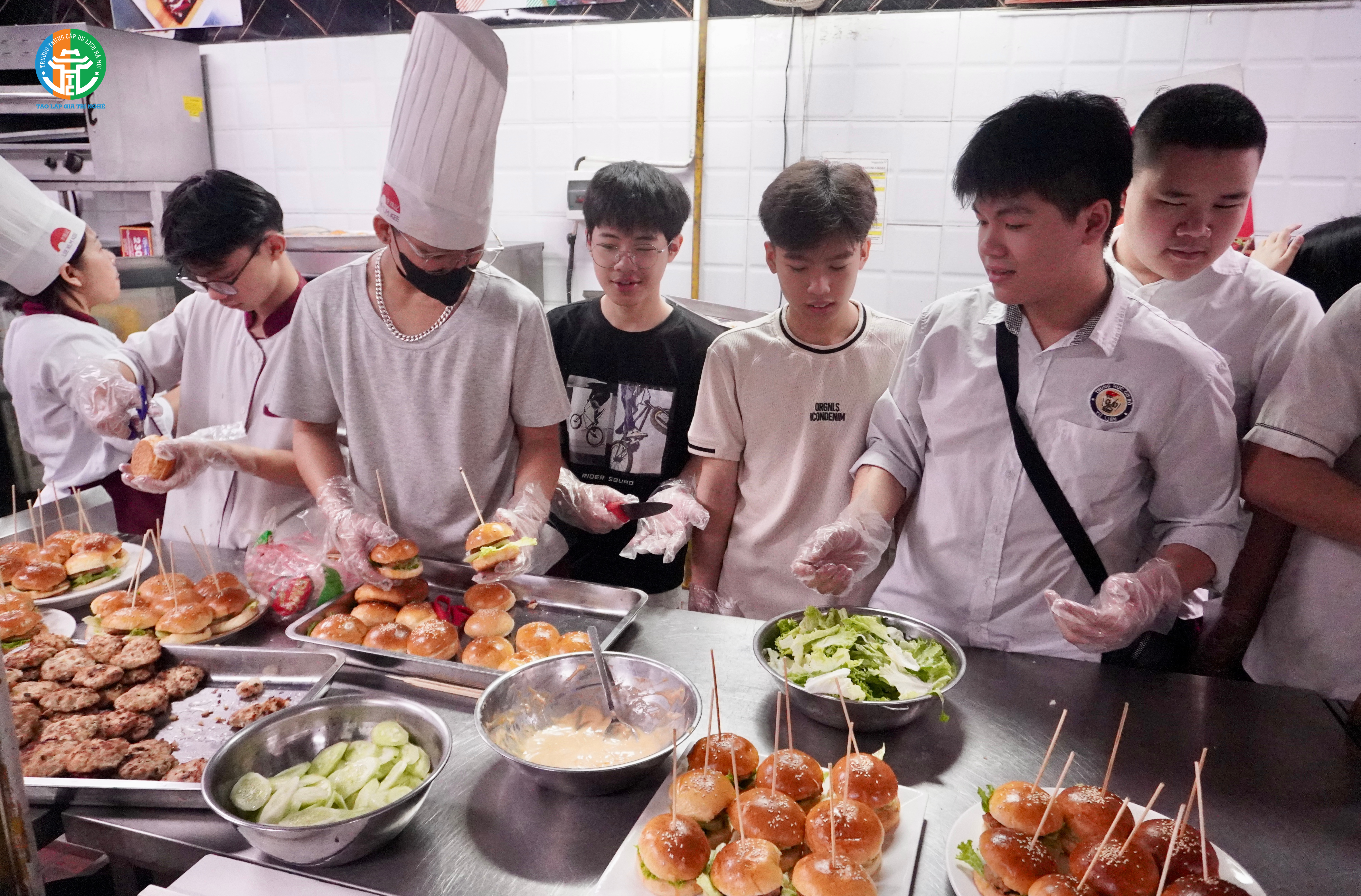 Một ngày là học viên HHTC: Hành trình trải nghiệm cực cháy cùng các bạn nhỏ khối 9 5