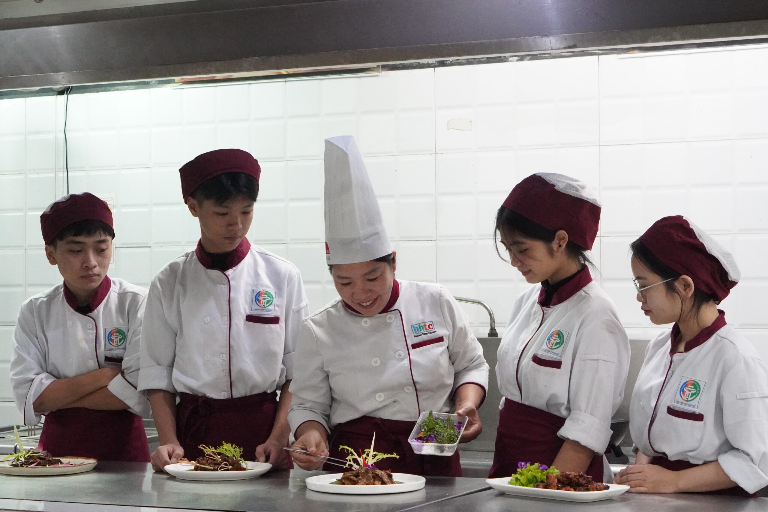 chinh phục vị trí mơ ước tại khách sạn 5 sao của cựu học viên HHTC