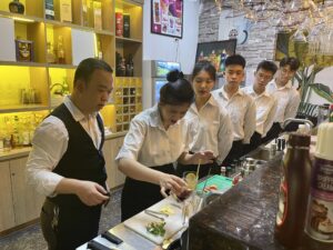 Buổi thực hành nghiệp vụ Barista chuyên nghiệp tại phòng thực hành HHTC
