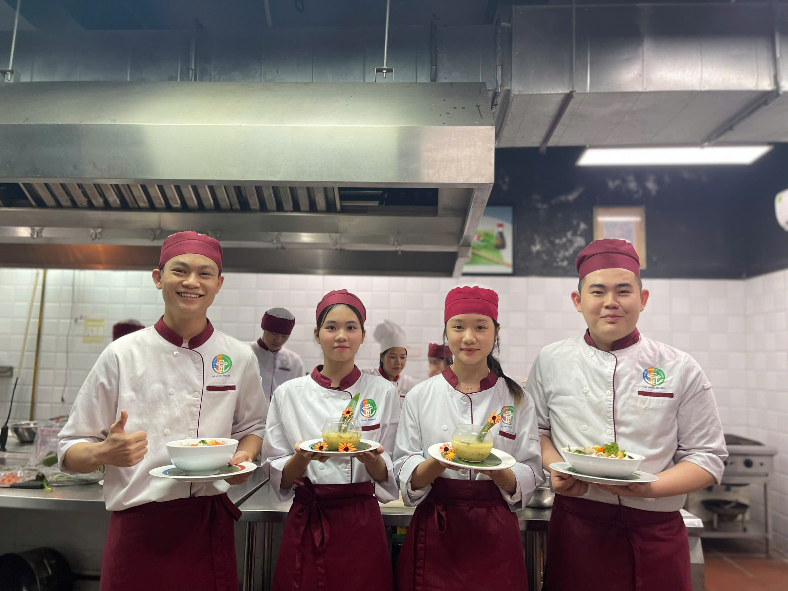 Hệ Song Bằng là gì? Lợi ích "kép" khi nhận bằng THPT và bằng Trung cấp cùng lúc.