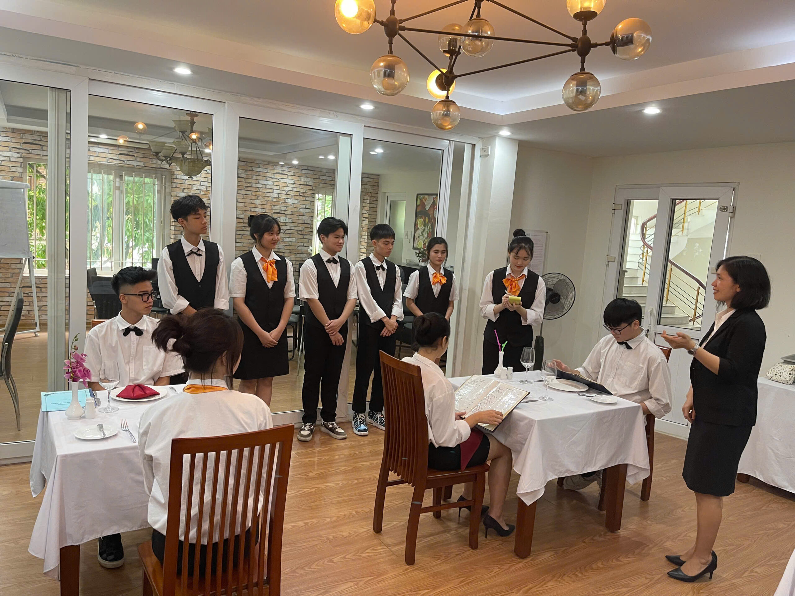 Hệ Song Bằng là gì? Lợi ích "kép" khi nhận bằng THPT và bằng Trung cấp cùng lúc