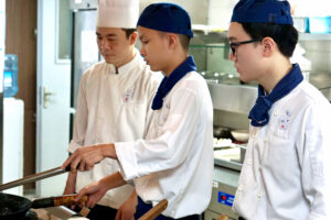 Lương khởi điểm ngành Bếp: Con đường thăng tiến cho học viên HHTC