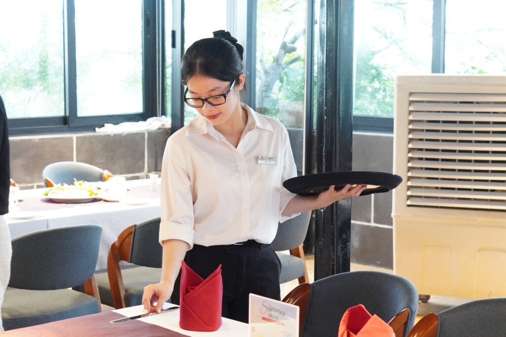 Hành trình từ thực tập sinh đến nhân viên nhà hàng chính thức ở tuổi 18