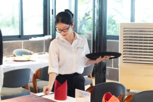 Hành trình từ thực tập sinh đến nhân viên nhà hàng chính thức ở tuổi 18