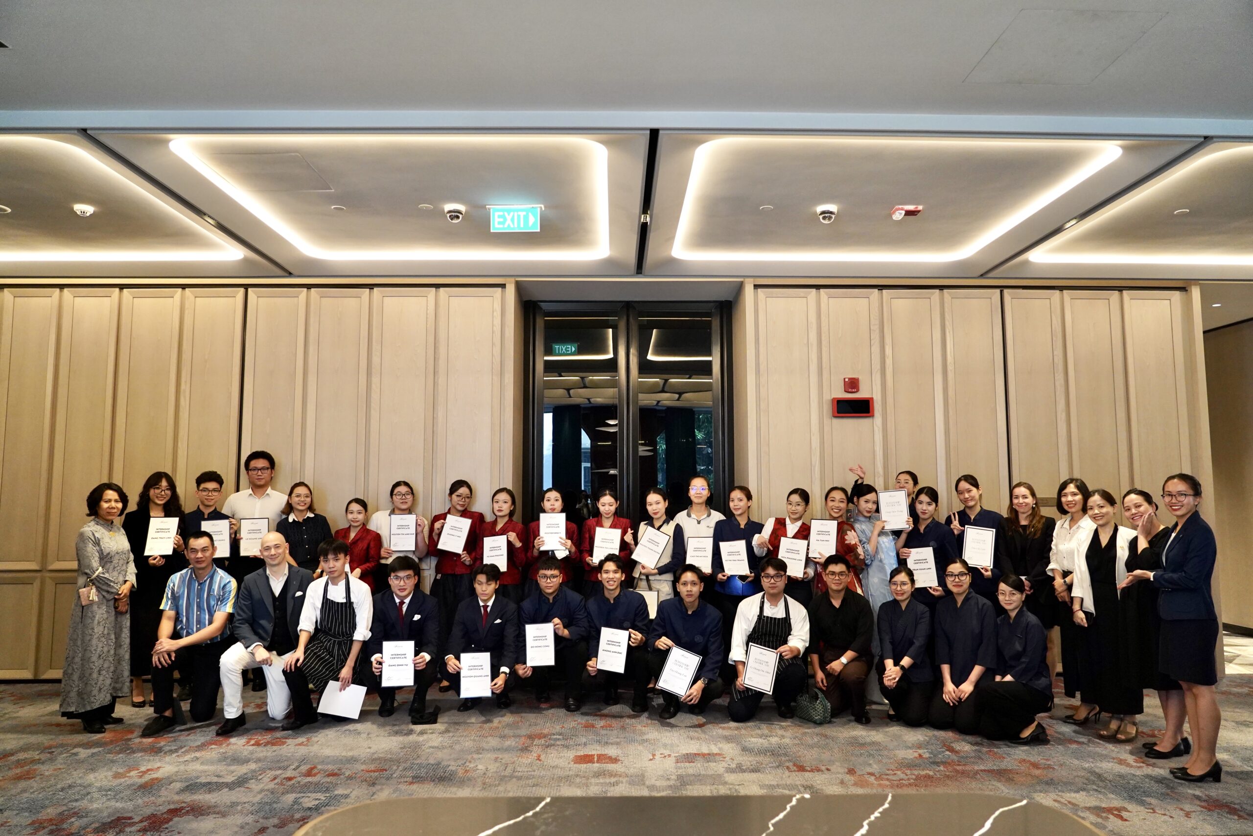 Lễ tốt nghiệp thực tập sinh HHTC tại Khách sạn 5 sao Fairmont Hanoi DSC07749 scaled